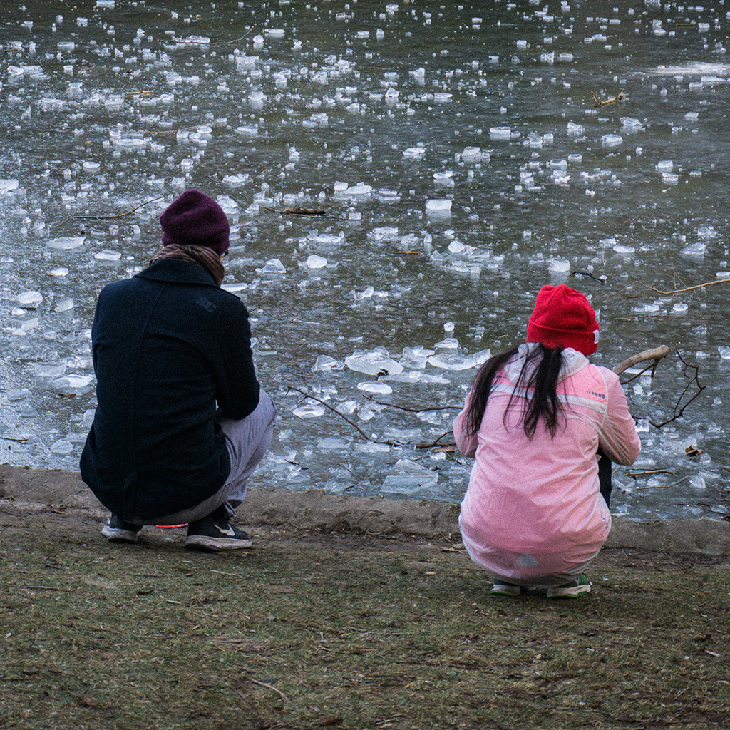 Deux personnes devant un lac gelé