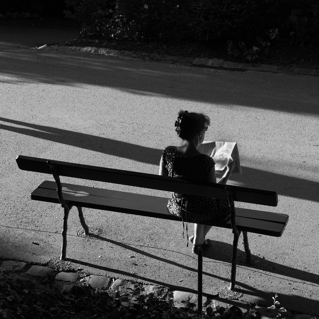 Femme seule sur un banc